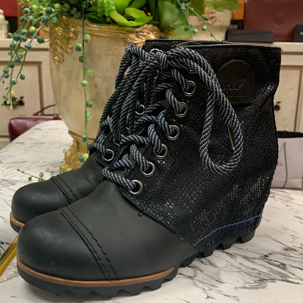 (SAMPLE)Sorel Joan of Arctic Black  leather wedge ankle boots Size 7